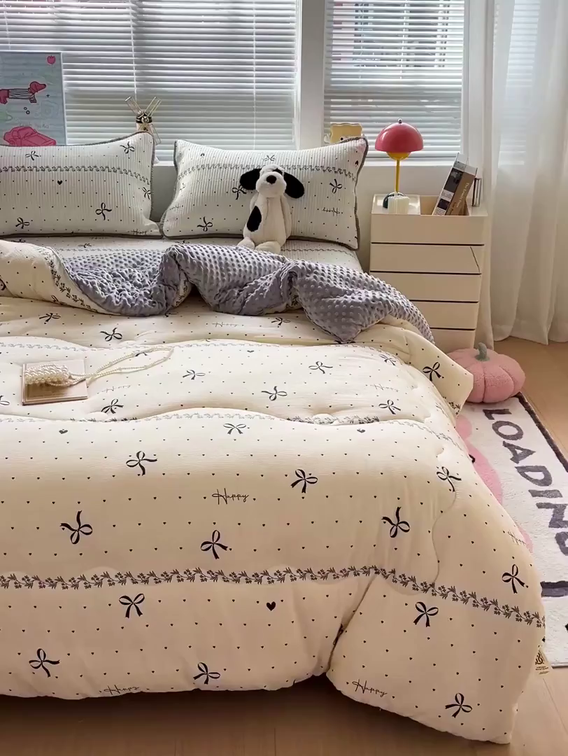 91家纺网 家纺一手货源 找家纺 暖芯优选 2025新款木棉双层纱ins少女心可爱系加厚豆豆冬被四件套床盖三件套暖梦系列（小红书推荐） 点点爱心
