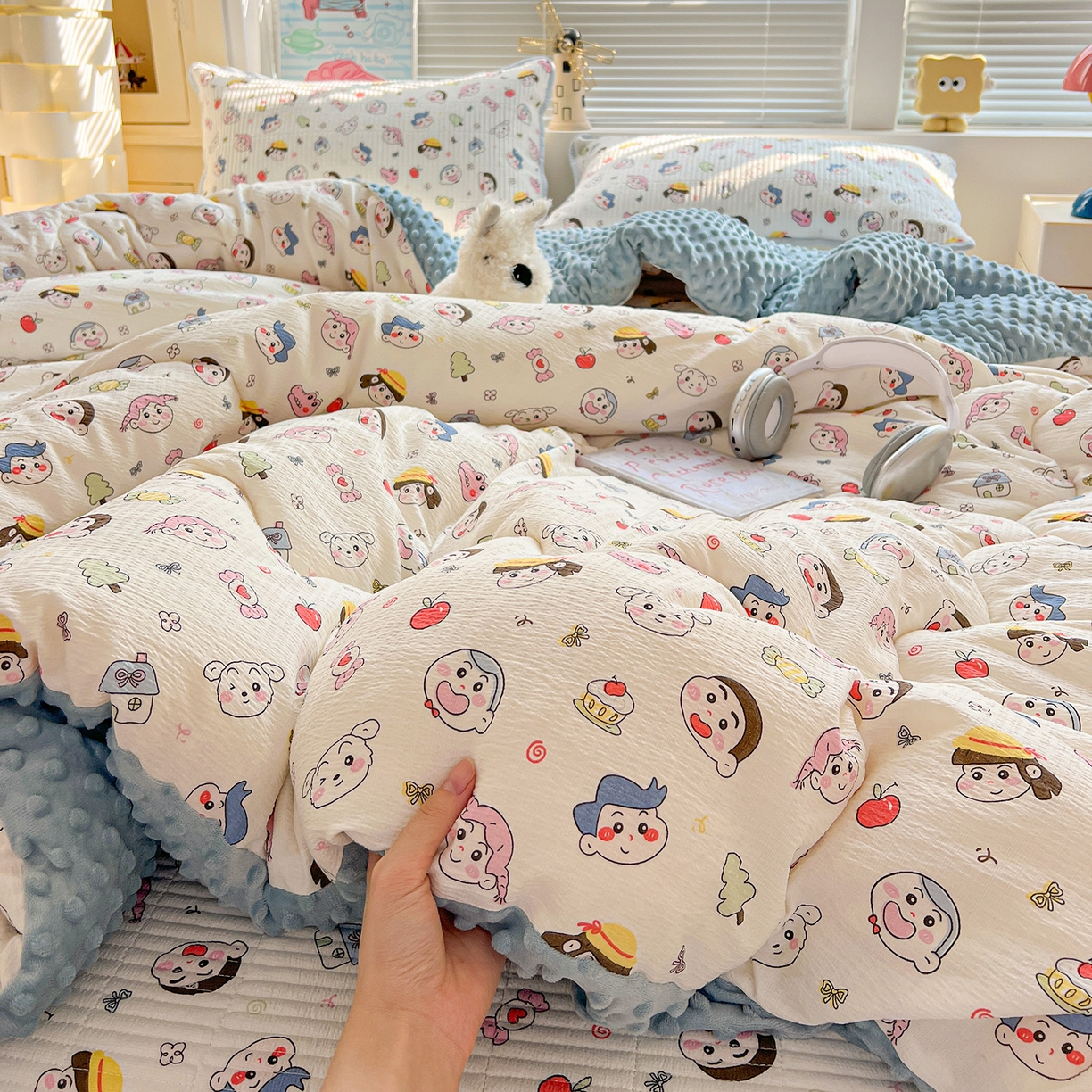 91家纺网 家纺一手货源 找家纺 暖芯优选 2025新款木棉印花床盖三件套 快乐小新