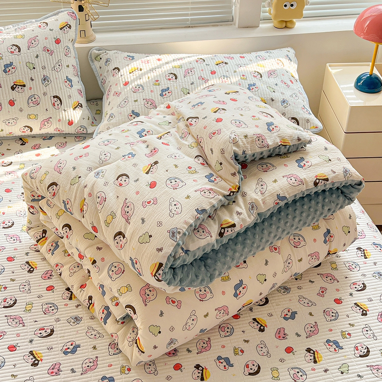 91家纺网 家纺一手货源 找家纺 暖芯优选 2025新款木棉印花床盖三件套 快乐小新