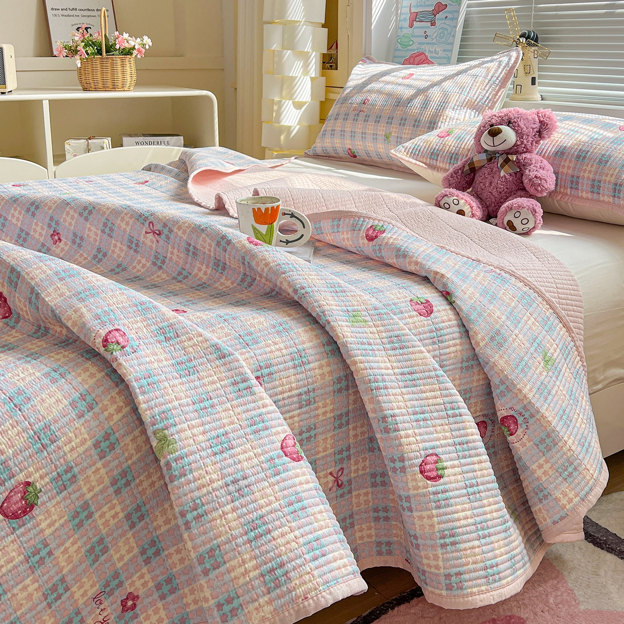 91家纺网 家纺一手货源 找家纺 暖芯优选 2025新款木棉双层纱ins少女心可爱系加厚豆豆冬被四件套床盖三件套暖梦系列（小红书推荐） 格子草莓