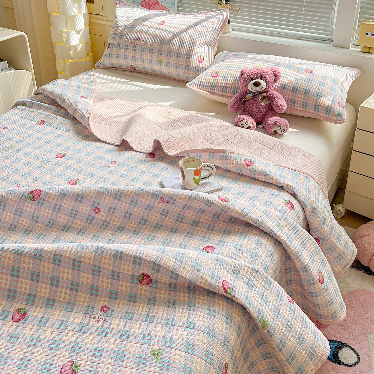 91家纺网 家纺一手货源 找家纺 暖芯优选 2025新款木棉双层纱ins少女心可爱系加厚豆豆冬被四件套床盖三件套暖梦系列（小红书推荐） 格子草莓