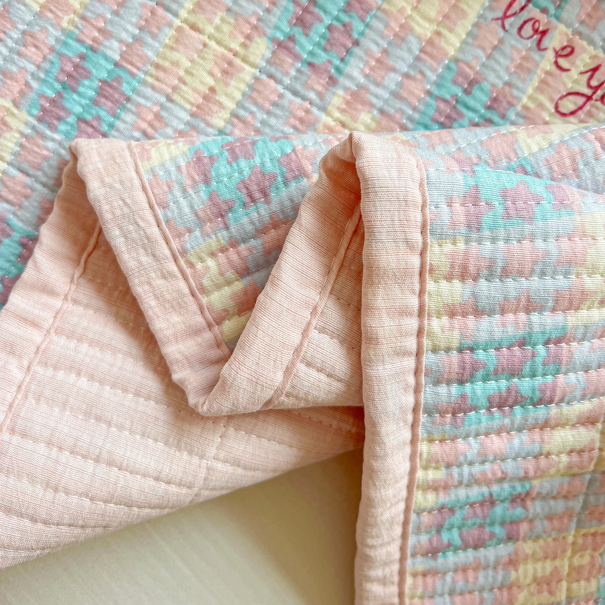 91家纺网 家纺一手货源 找家纺 暖芯优选 2025新款木棉双层纱ins少女心可爱系加厚豆豆冬被四件套床盖三件套暖梦系列（小红书推荐） 格子草莓