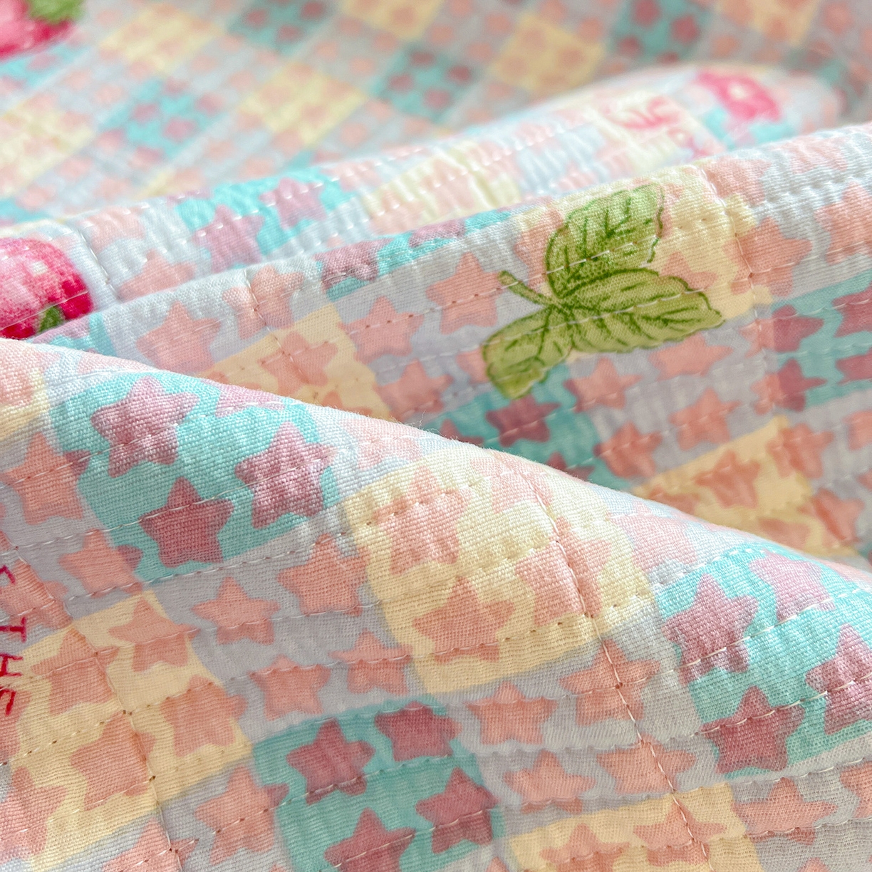 91家纺网 家纺一手货源 找家纺 暖芯优选 2025新款木棉双层纱ins少女心可爱系加厚豆豆冬被四件套床盖三件套暖梦系列（小红书推荐） 格子草莓