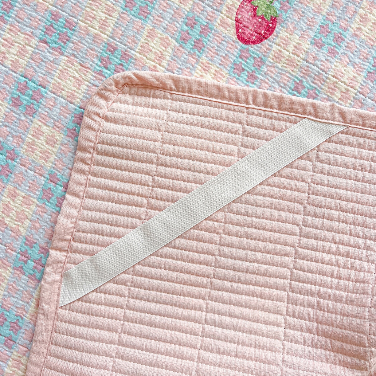 91家纺网 家纺一手货源 找家纺 暖芯优选 2025新款木棉双层纱ins少女心可爱系加厚豆豆冬被四件套床盖三件套暖梦系列（小红书推荐） 格子草莓