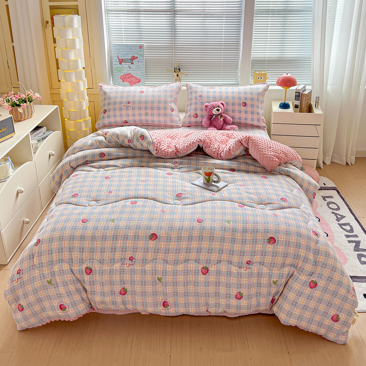 91家纺网 家纺一手货源 找家纺 暖芯优选 2025新款木棉双层纱ins少女心可爱系加厚豆豆冬被四件套床盖三件套暖梦系列（小红书推荐） 格子草莓