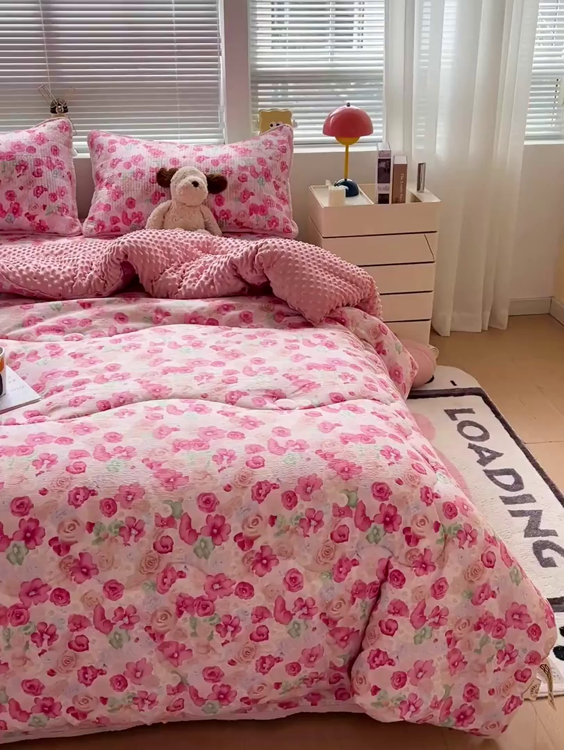 91家纺网 家纺一手货源 找家纺 暖芯优选 2025新款木棉双层纱ins少女心可爱系加厚豆豆冬被四件套床盖三件套暖梦系列（小红书推荐） 十里桃花