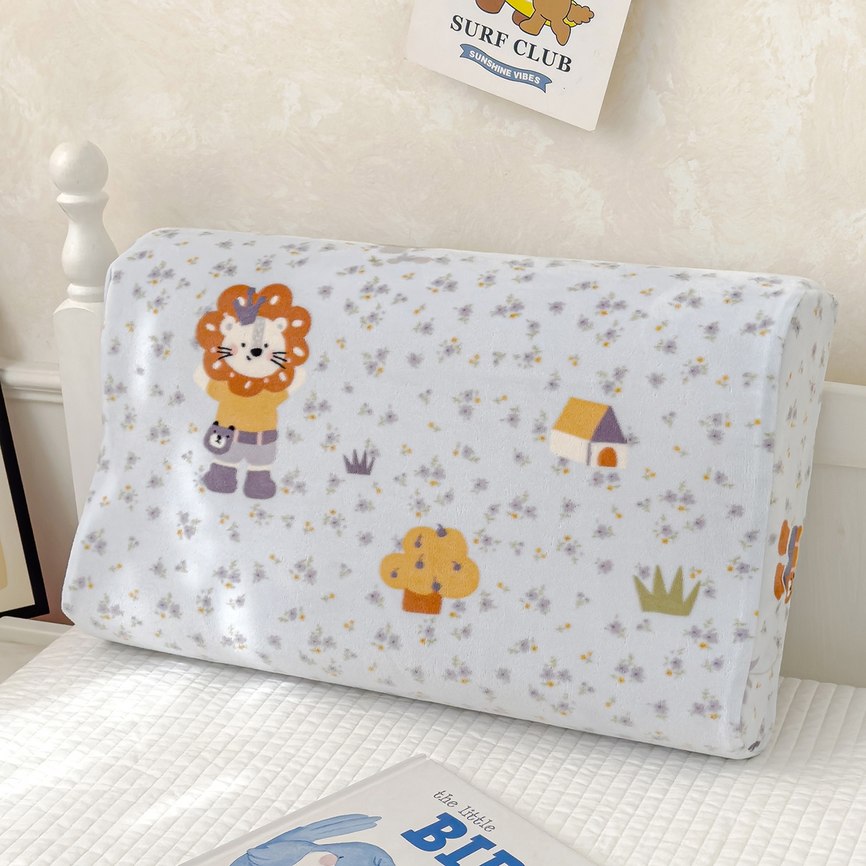 91家纺网 家纺一手货源 找家纺 良佐生活 2025新款宝宝绒乳胶枕套 小狮子乐园-蓝