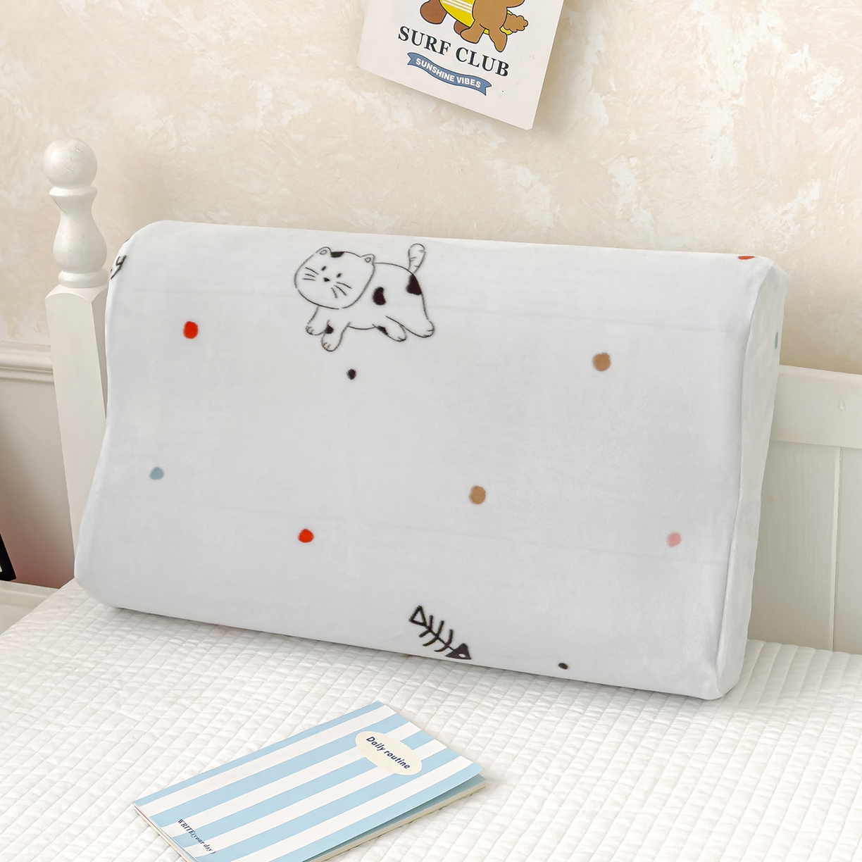 91家纺网 家纺一手货源 找家纺 良佐生活 2025新款宝宝绒乳胶枕套 猫咪历险记