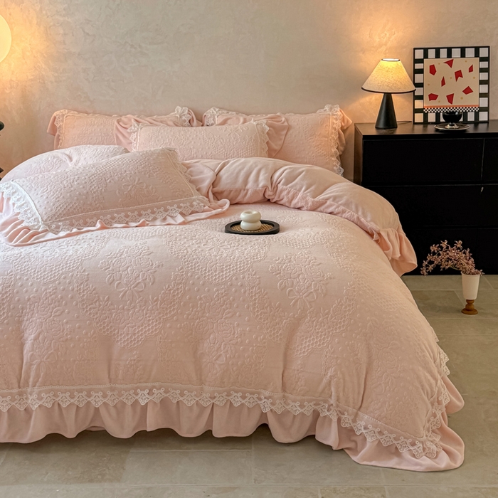 91家纺网 家纺一手货源 找家纺 宝薇 2025新款全消光雕花工艺法式花边牛奶绒宝宝绒四件套-艾薇儿 艾薇儿-玉