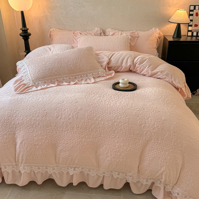 91家纺网 家纺一手货源 找家纺 宝薇 2025新款全消光雕花工艺法式花边牛奶绒宝宝绒四件套-艾薇儿 艾薇儿-玉