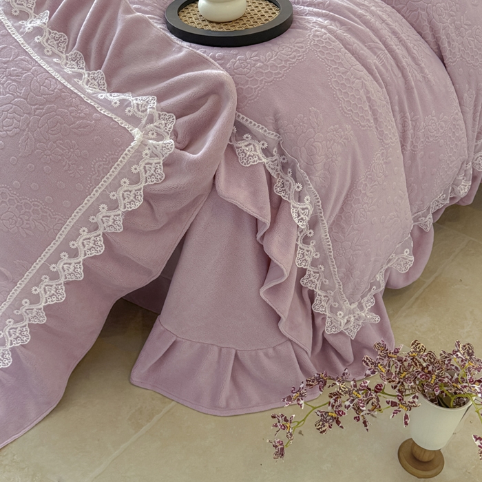 91家纺网 家纺一手货源 找家纺 宝薇 2025新款全消光雕花工艺法式花边牛奶绒宝宝绒四件套-艾薇儿 艾薇儿-紫