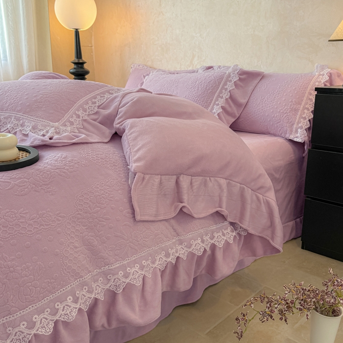 91家纺网 家纺一手货源 找家纺 宝薇 2025新款全消光雕花工艺法式花边牛奶绒宝宝绒四件套-艾薇儿 艾薇儿-紫