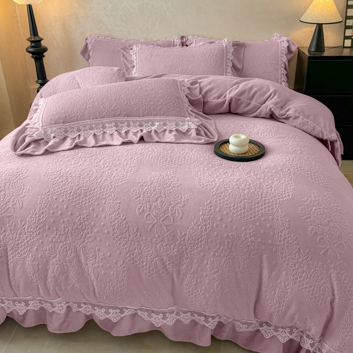 91家纺网 家纺一手货源 找家纺 宝薇 2025新款全消光雕花工艺法式花边牛奶绒宝宝绒四件套-艾薇儿 艾薇儿-紫