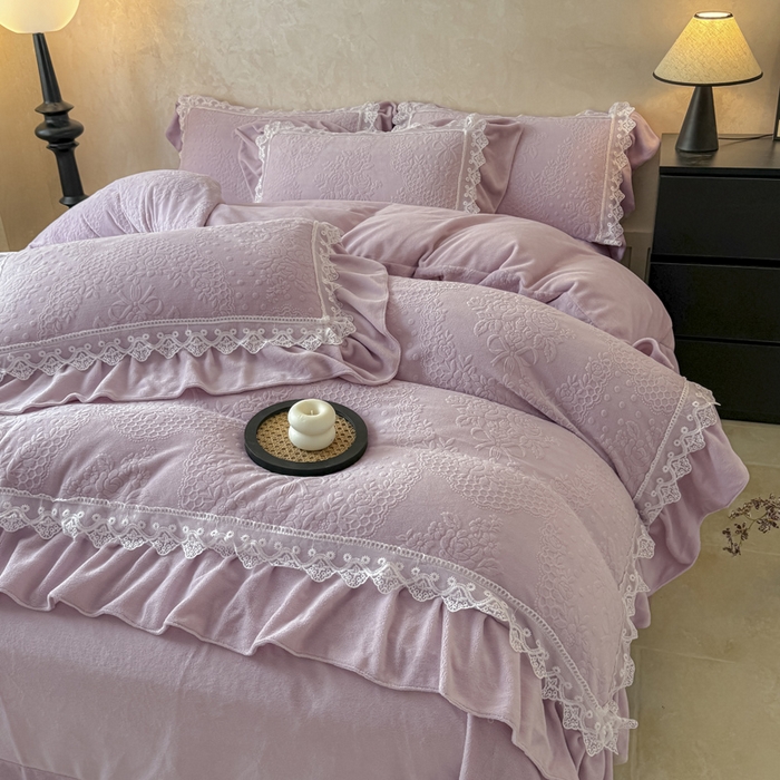 91家纺网 家纺一手货源 找家纺 宝薇 2025新款全消光雕花工艺法式花边牛奶绒宝宝绒四件套-艾薇儿 艾薇儿-紫
