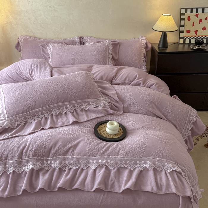91家纺网 家纺一手货源 找家纺 宝薇 2025新款全消光雕花工艺法式花边牛奶绒宝宝绒四件套-艾薇儿 艾薇儿-紫
