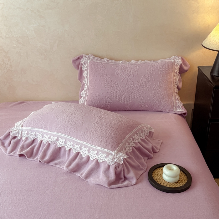 91家纺网 家纺一手货源 找家纺 宝薇 2025新款全消光雕花工艺法式花边牛奶绒宝宝绒四件套-艾薇儿 艾薇儿-紫
