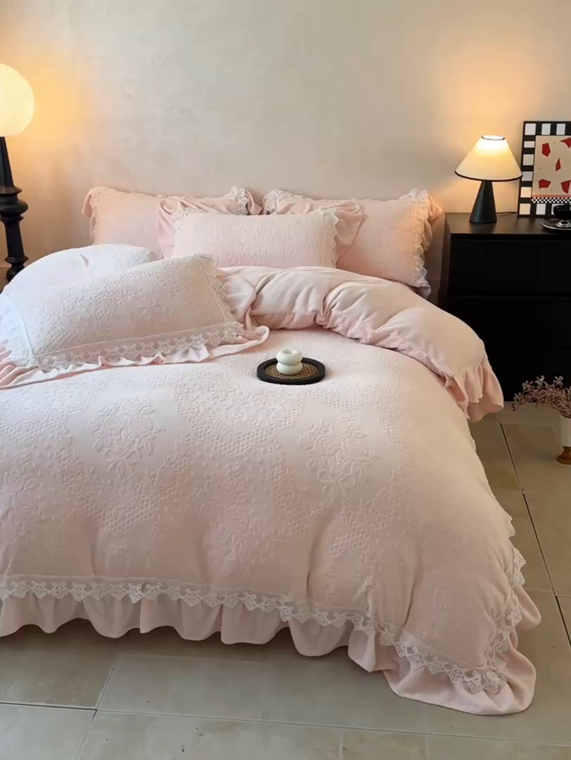 91家纺网 家纺一手货源 找家纺 宝薇 2025新款全消光雕花工艺法式花边牛奶绒宝宝绒四件套-艾薇儿 艾薇儿-玉