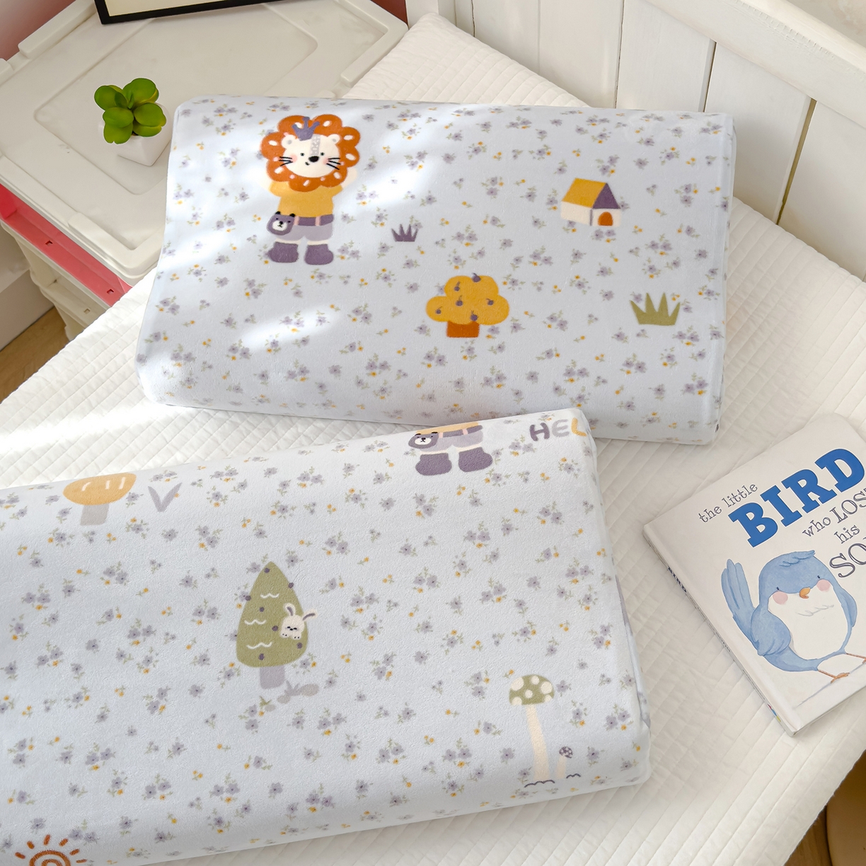 91家纺网 家纺一手货源 找家纺 良佐生活 2025新款宝宝绒乳胶枕套 小狮子乐园-蓝