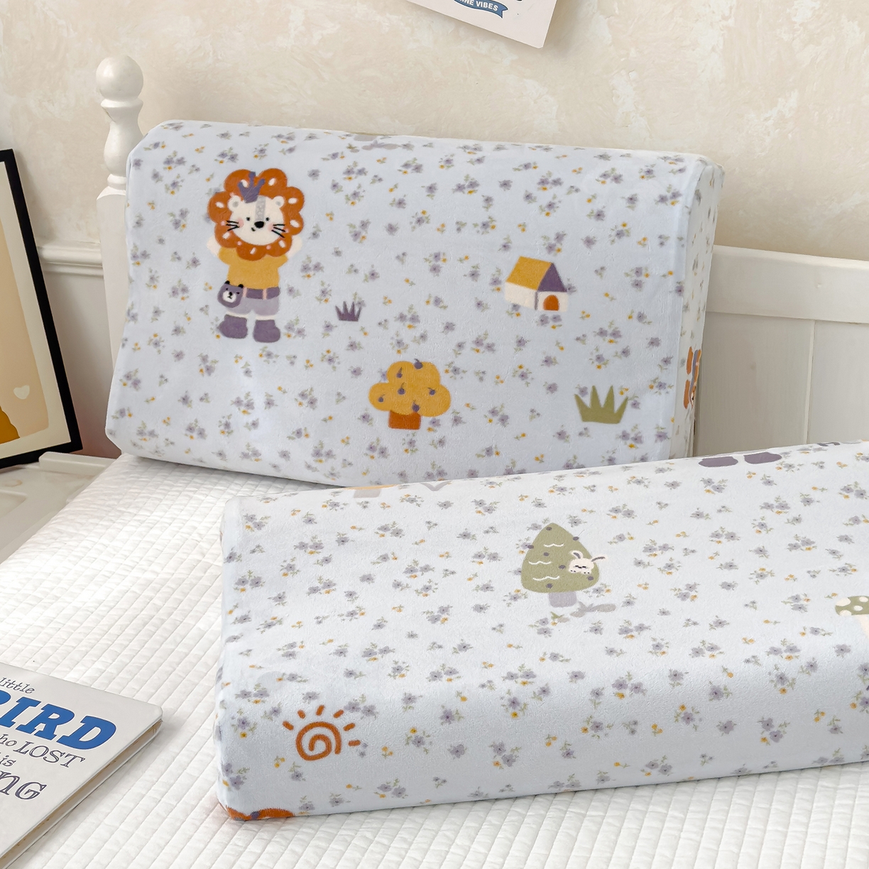 91家纺网 家纺一手货源 找家纺 良佐生活 2025新款宝宝绒乳胶枕套 小狮子乐园-蓝