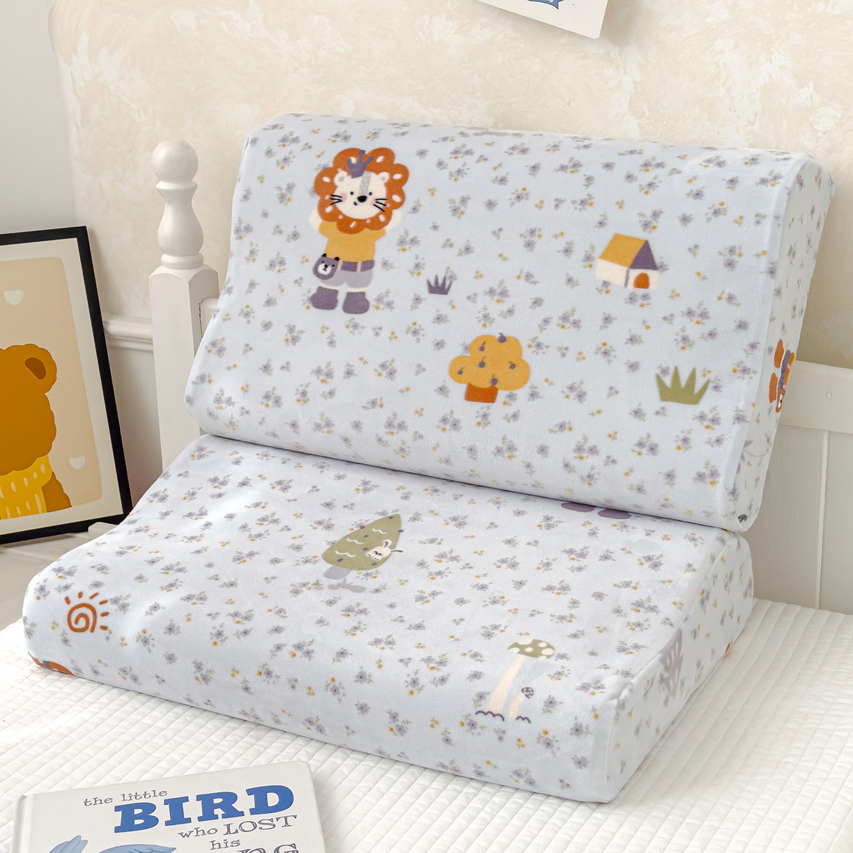 91家纺网 家纺一手货源 找家纺 良佐生活 2025新款宝宝绒乳胶枕套 小狮子乐园-蓝