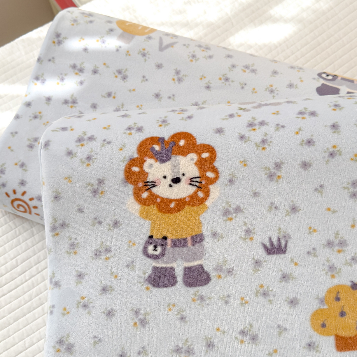 91家纺网 家纺一手货源 找家纺 良佐生活 2025新款宝宝绒乳胶枕套 小狮子乐园-蓝