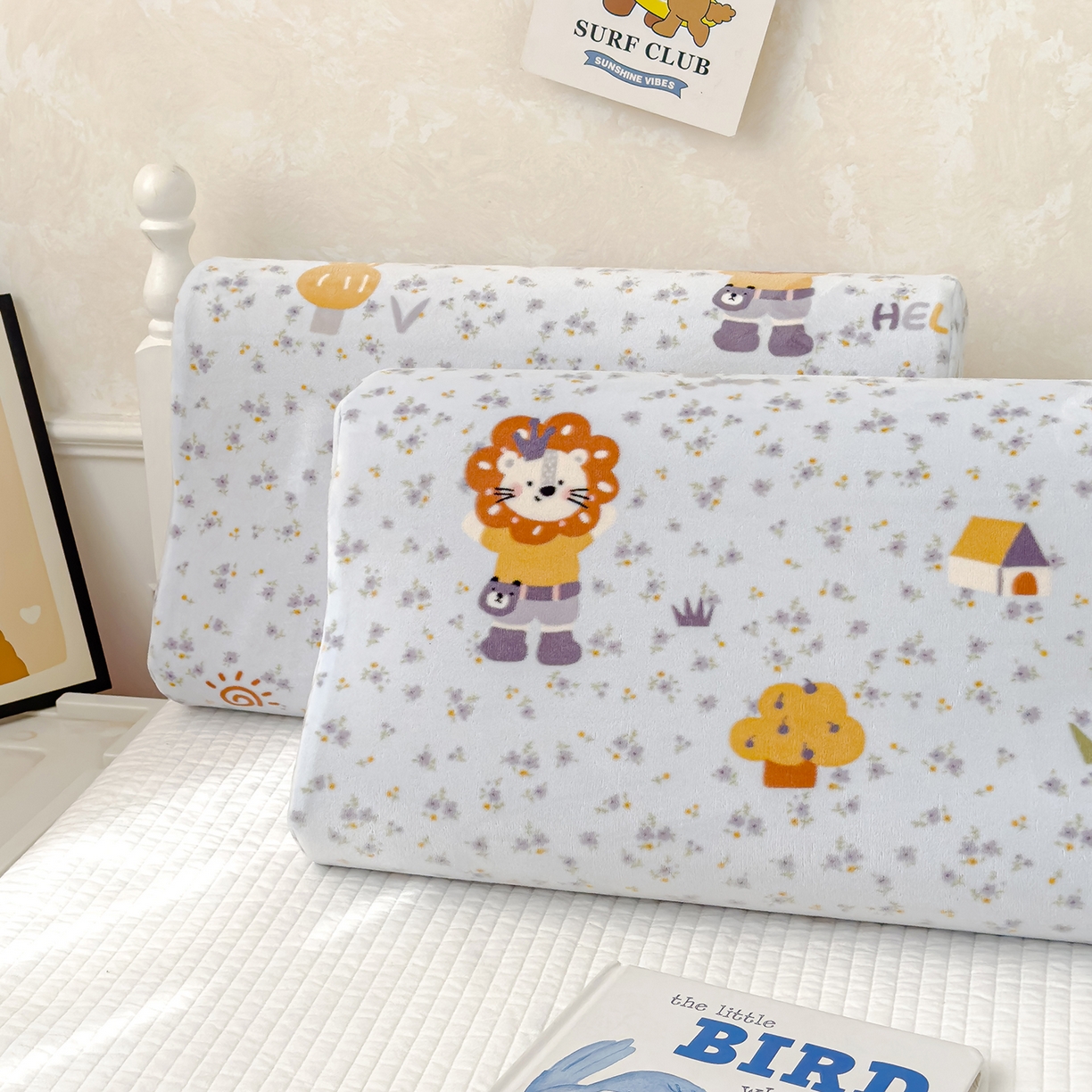 91家纺网 家纺一手货源 找家纺 良佐生活 2025新款宝宝绒乳胶枕套 小狮子乐园-蓝