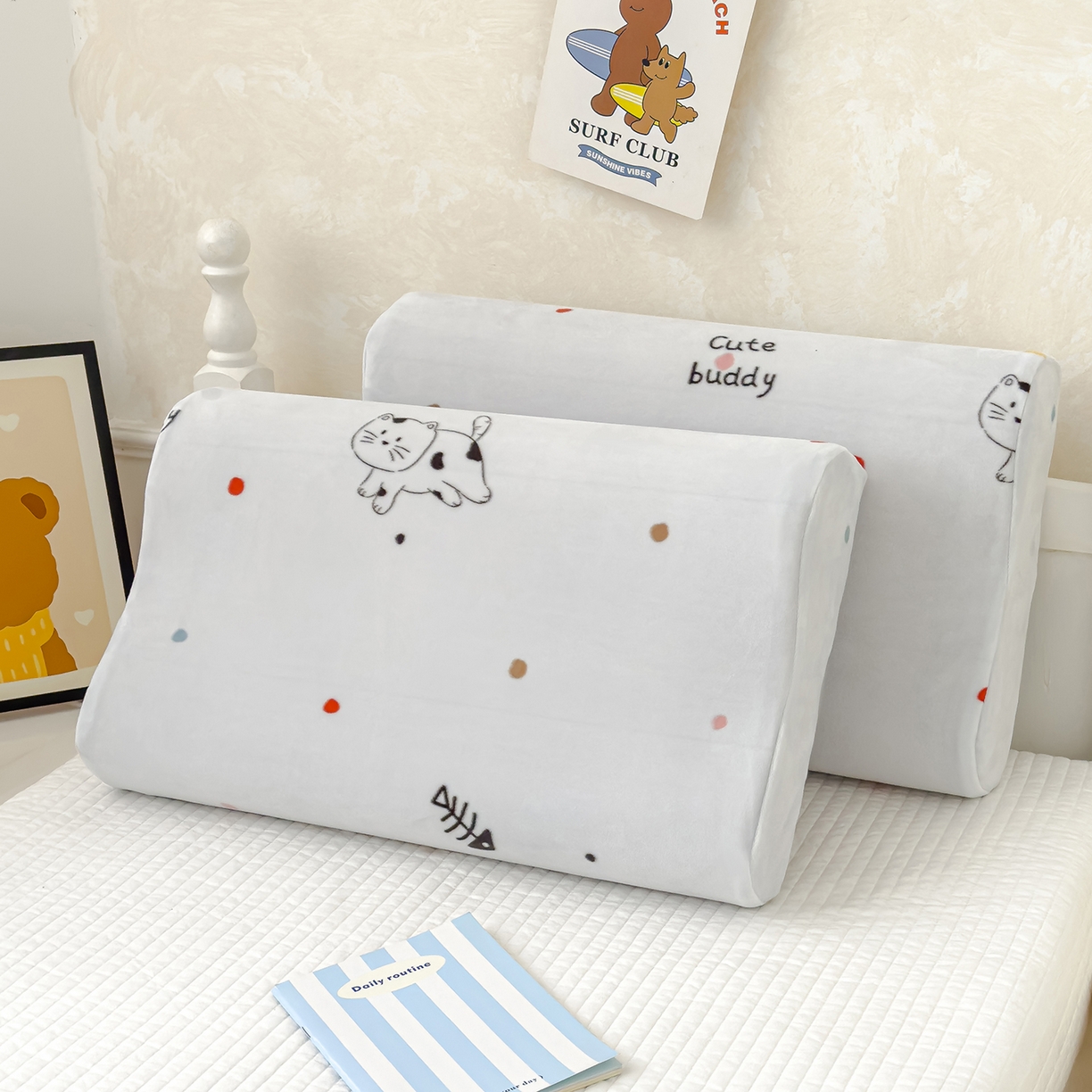 91家纺网 家纺一手货源 找家纺 良佐生活 2025新款宝宝绒乳胶枕套 猫咪历险记