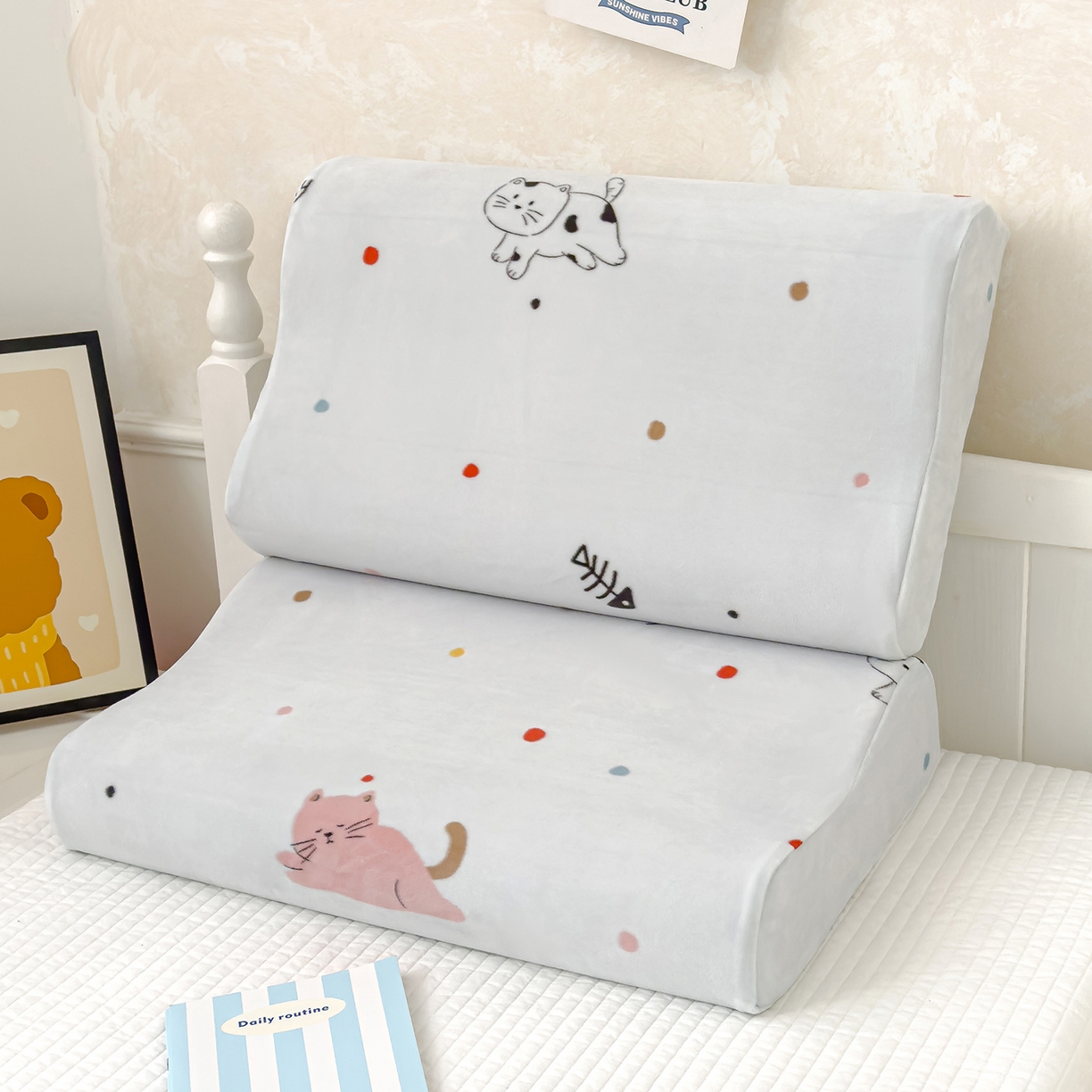 91家纺网 家纺一手货源 找家纺 良佐生活 2025新款宝宝绒乳胶枕套 猫咪历险记