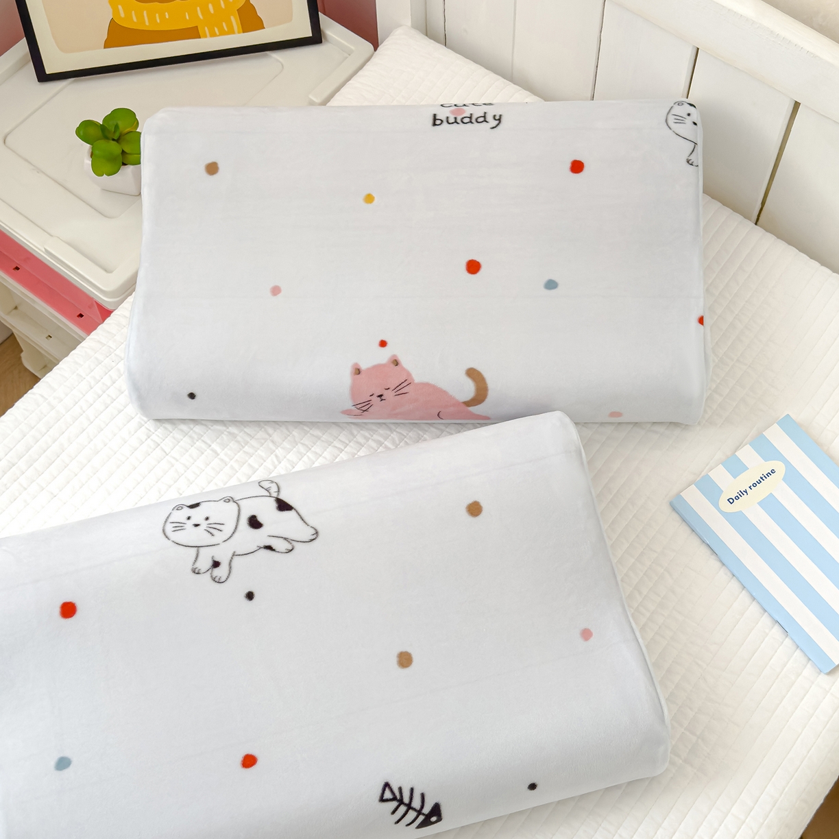 91家纺网 家纺一手货源 找家纺 良佐生活 2025新款宝宝绒乳胶枕套 猫咪历险记