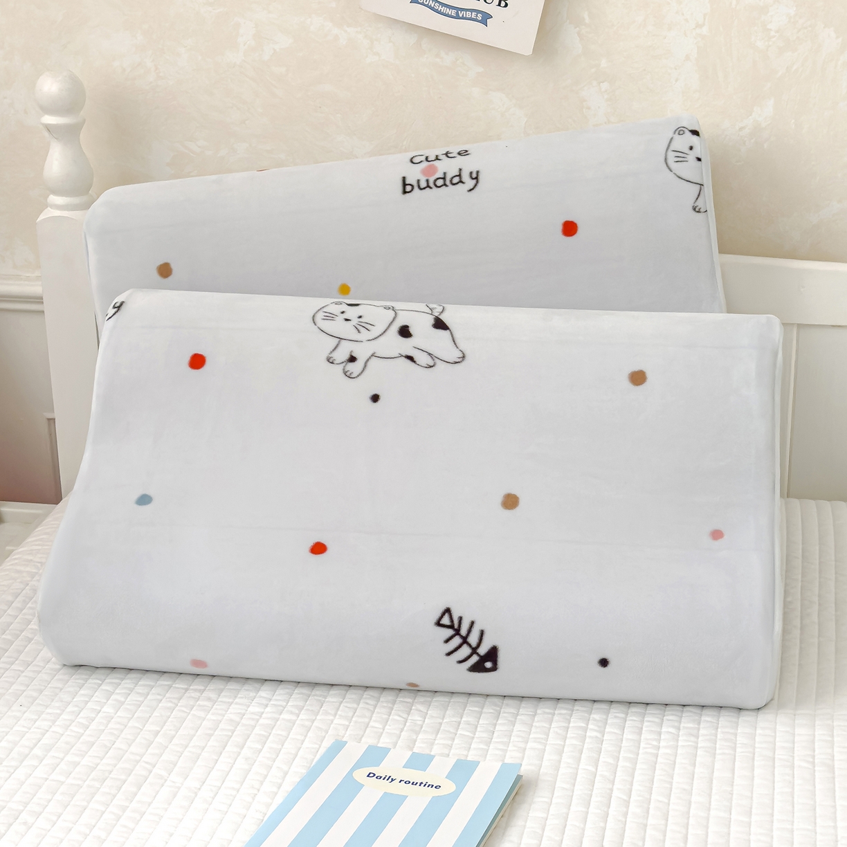 91家纺网 家纺一手货源 找家纺 良佐生活 2025新款宝宝绒乳胶枕套 猫咪历险记