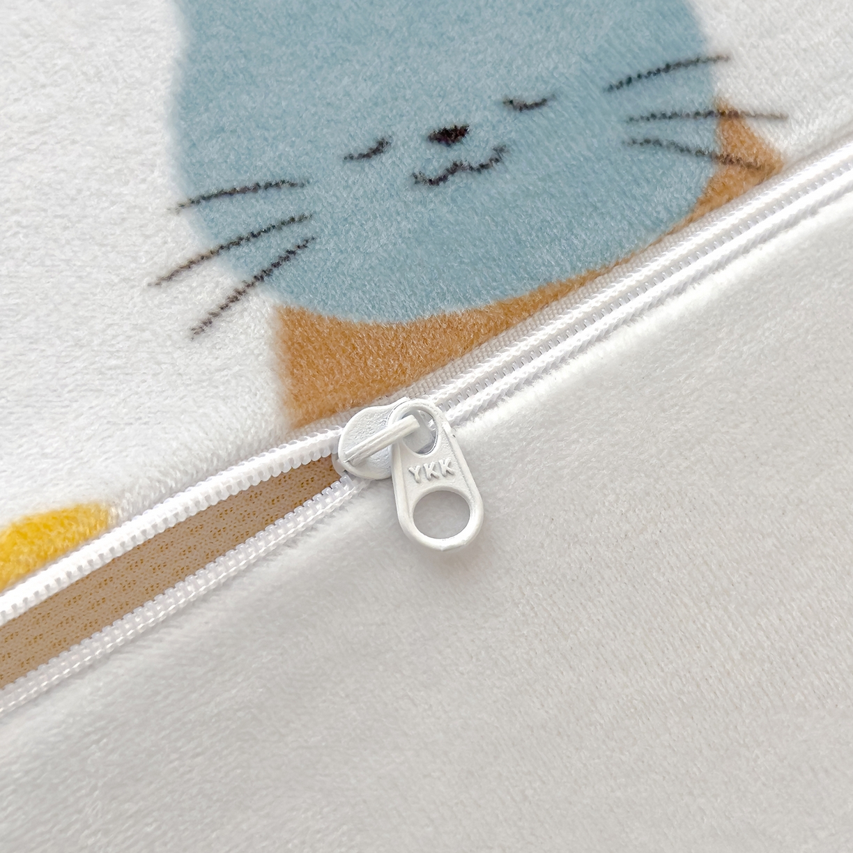 91家纺网 家纺一手货源 找家纺 良佐生活 2025新款宝宝绒乳胶枕套 猫咪历险记