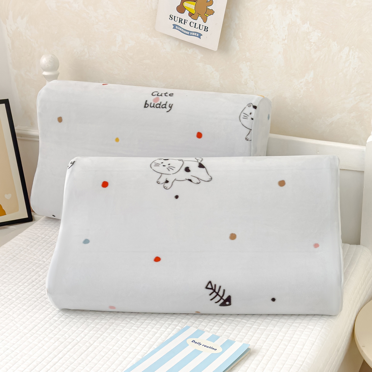 91家纺网 家纺一手货源 找家纺 良佐生活 2025新款宝宝绒乳胶枕套 猫咪历险记