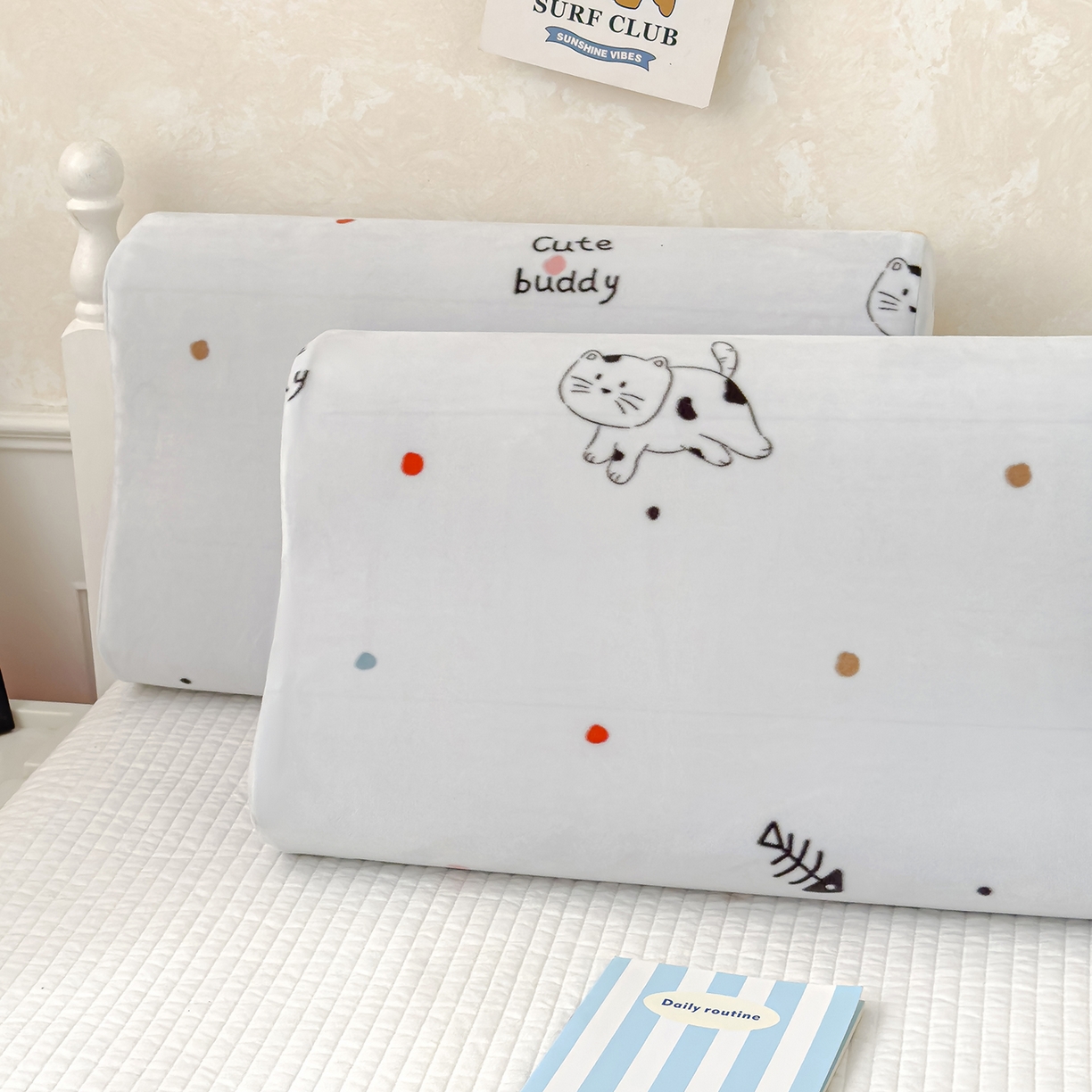 91家纺网 家纺一手货源 找家纺 良佐生活 2025新款宝宝绒乳胶枕套 猫咪历险记