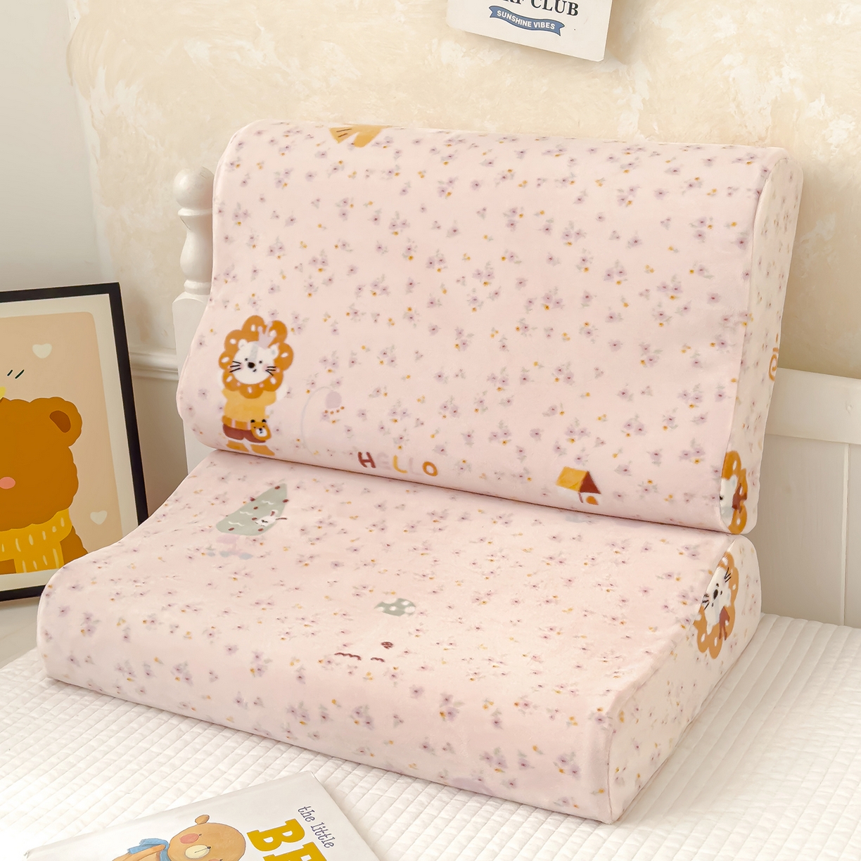 91家纺网 家纺一手货源 找家纺 良佐生活 2025新款宝宝绒乳胶枕套 小狮子乐园-粉