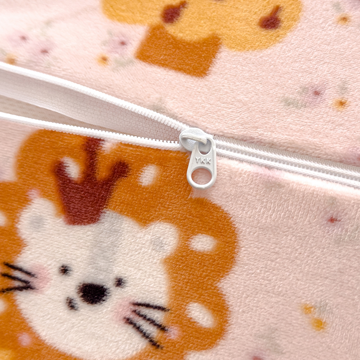 91家纺网 家纺一手货源 找家纺 良佐生活 2025新款宝宝绒乳胶枕套 小狮子乐园-粉