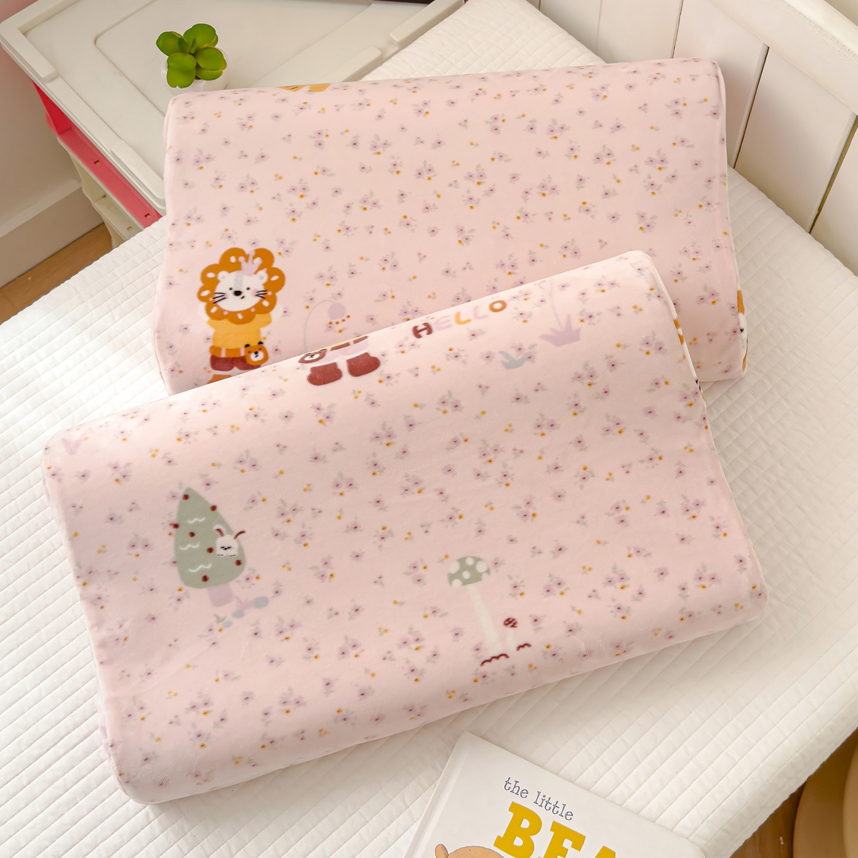 91家纺网 家纺一手货源 找家纺 良佐生活 2025新款宝宝绒乳胶枕套 小狮子乐园-粉