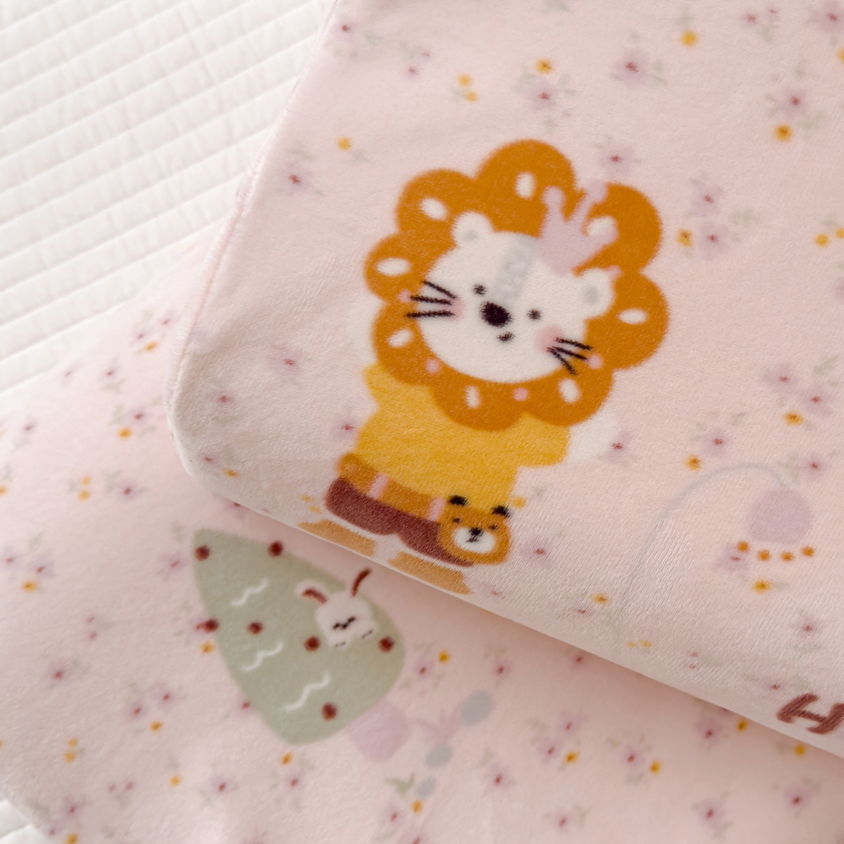 91家纺网 家纺一手货源 找家纺 良佐生活 2025新款宝宝绒乳胶枕套 小狮子乐园-粉