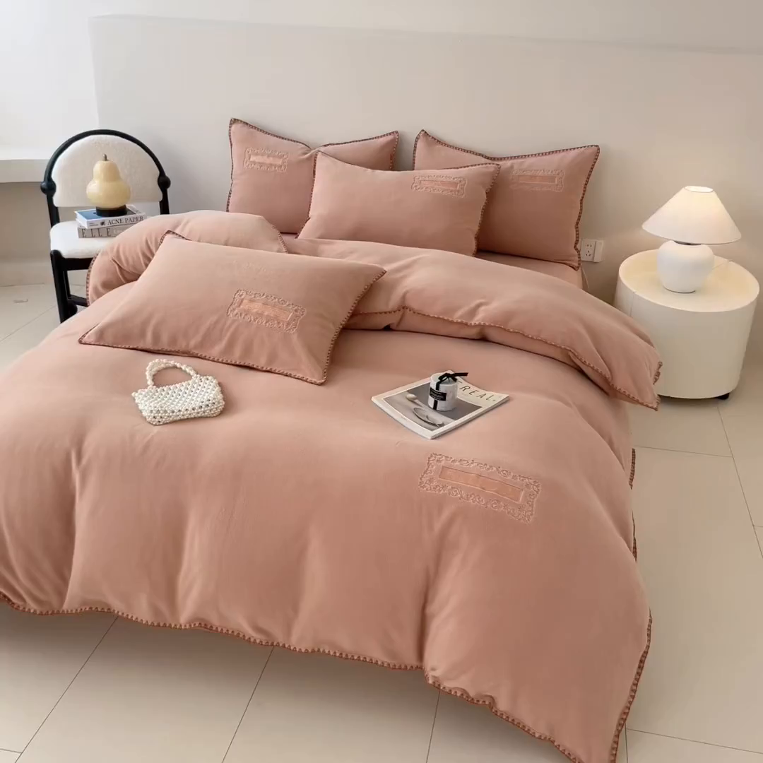 91家纺网 家纺一手货源 找家纺 （总）典曼家纺 2025新款A类贝壳绣纯色海獭绒四件套