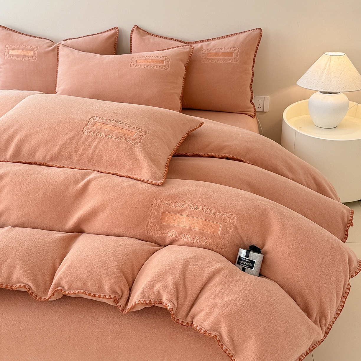 91家纺网 家纺一手货源 找家纺 （总）典曼家纺 2025新款A类贝壳绣纯色海獭绒四件套