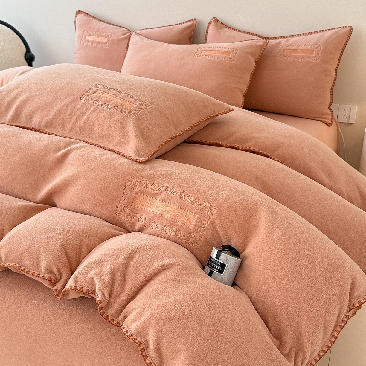 91家纺网 家纺一手货源 找家纺 （总）典曼家纺 2025新款A类贝壳绣纯色海獭绒四件套