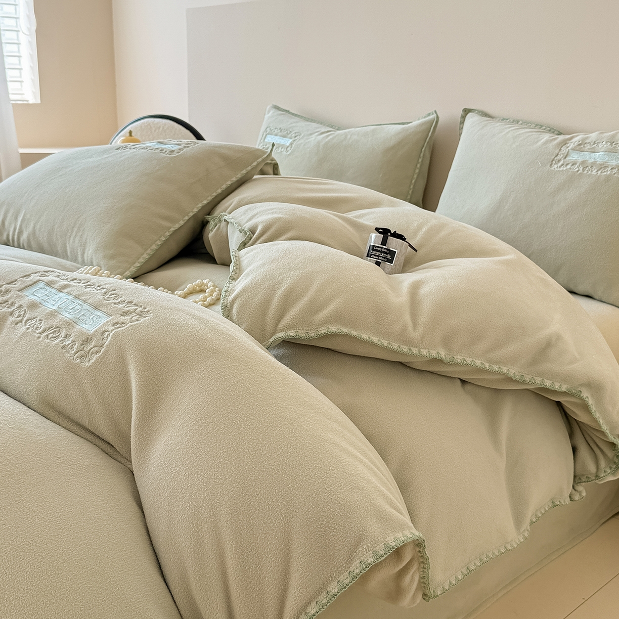 91家纺网 家纺一手货源 找家纺 （总）典曼家纺 2025新款A类贝壳绣纯色海獭绒四件套