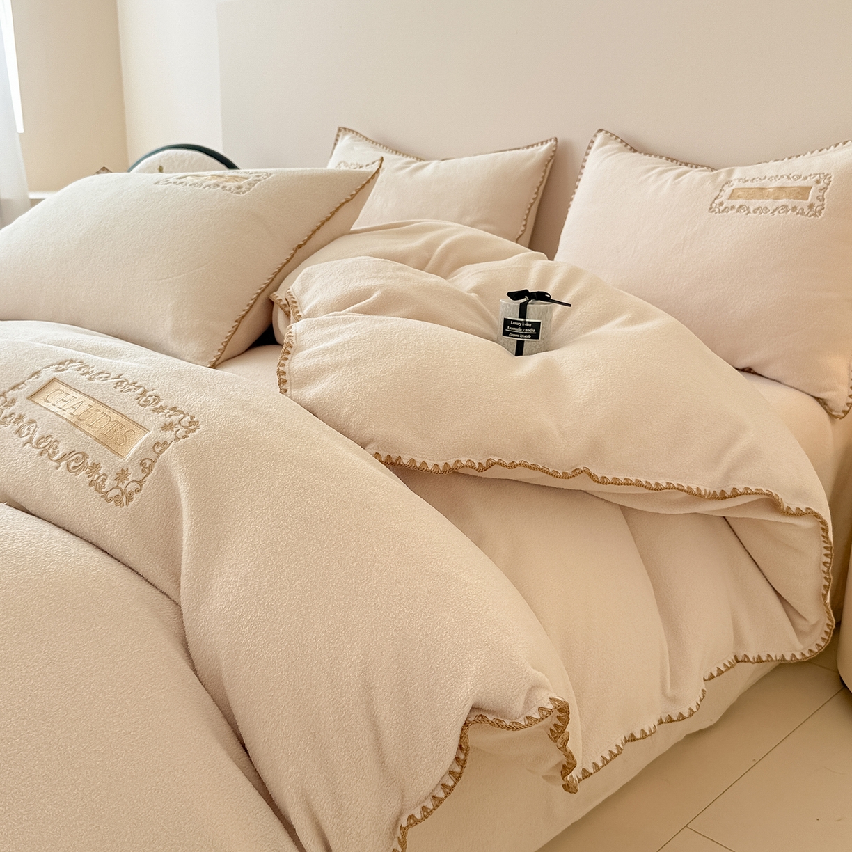 91家纺网 家纺一手货源 找家纺 典曼家纺 2025新款A类贝壳绣纯色海獭绒四件套 杏仁白