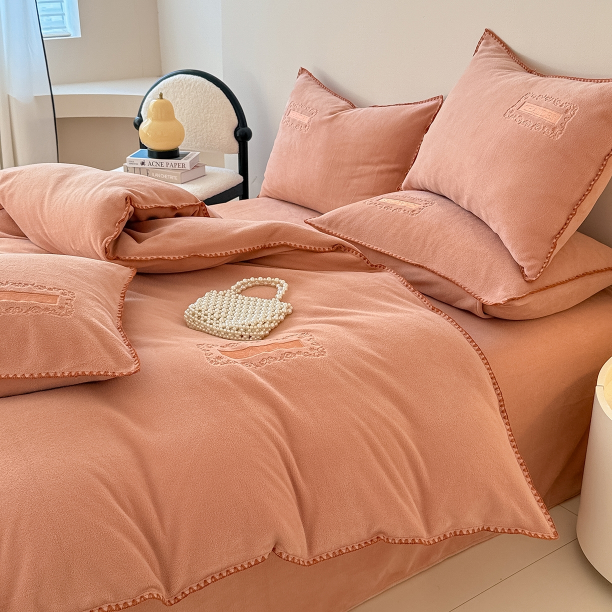 91家纺网 家纺一手货源 找家纺 典曼家纺 2025新款A类贝壳绣纯色海獭绒四件套 橘子红