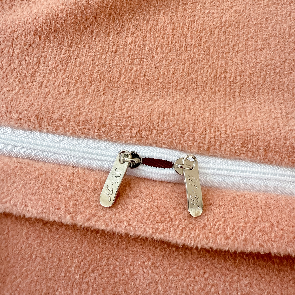 91家纺网 家纺一手货源 找家纺 典曼家纺 2025新款A类贝壳绣纯色海獭绒四件套 橘子红