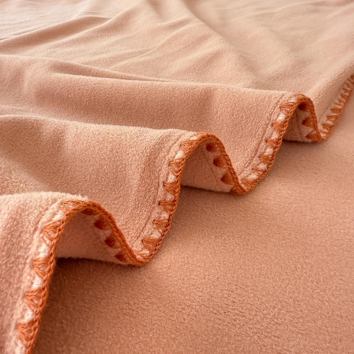 91家纺网 家纺一手货源 找家纺 典曼家纺 2025新款A类贝壳绣纯色海獭绒四件套 橘子红