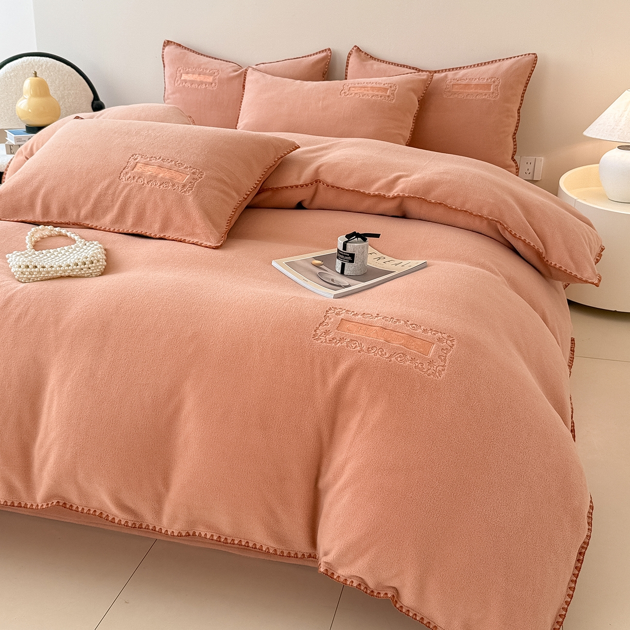 91家纺网 家纺一手货源 找家纺 典曼家纺 2025新款A类贝壳绣纯色海獭绒四件套 橘子红