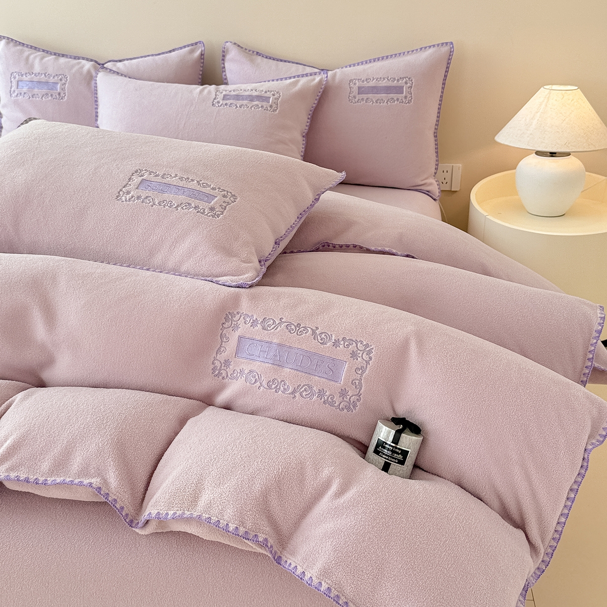 91家纺网 家纺一手货源 找家纺 典曼家纺 2025新款A类贝壳绣纯色海獭绒四件套 落霞紫