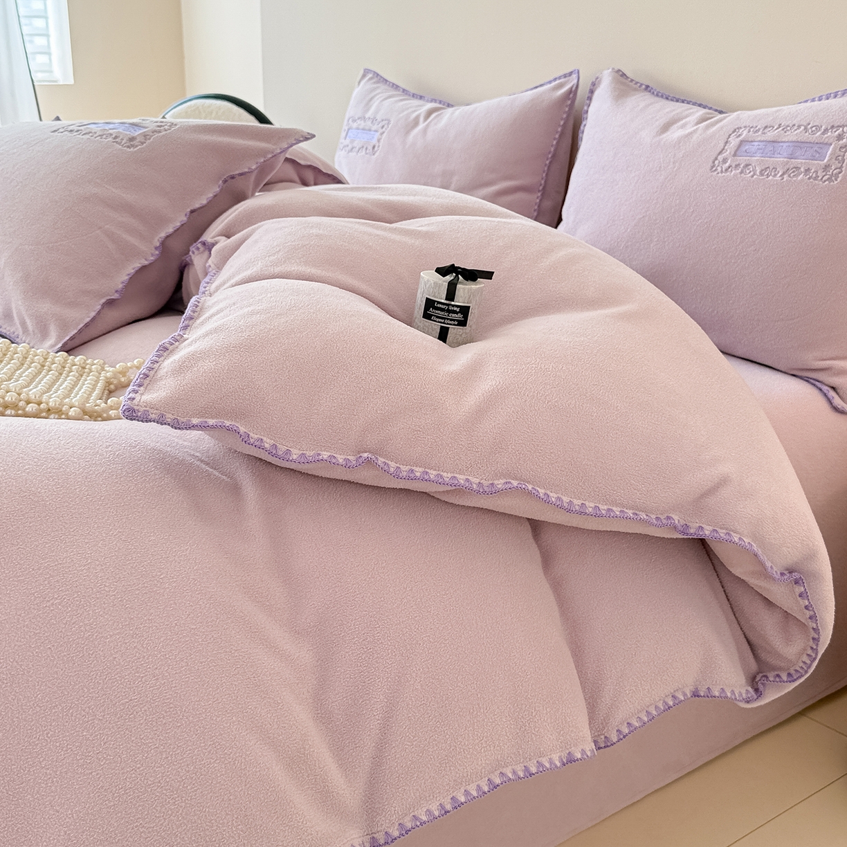 91家纺网 家纺一手货源 找家纺 典曼家纺 2025新款A类贝壳绣纯色海獭绒四件套 落霞紫