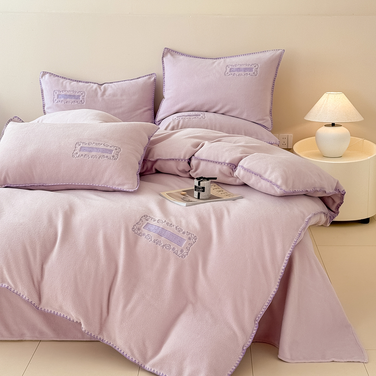 91家纺网 家纺一手货源 找家纺 典曼家纺 2025新款A类贝壳绣纯色海獭绒四件套 落霞紫