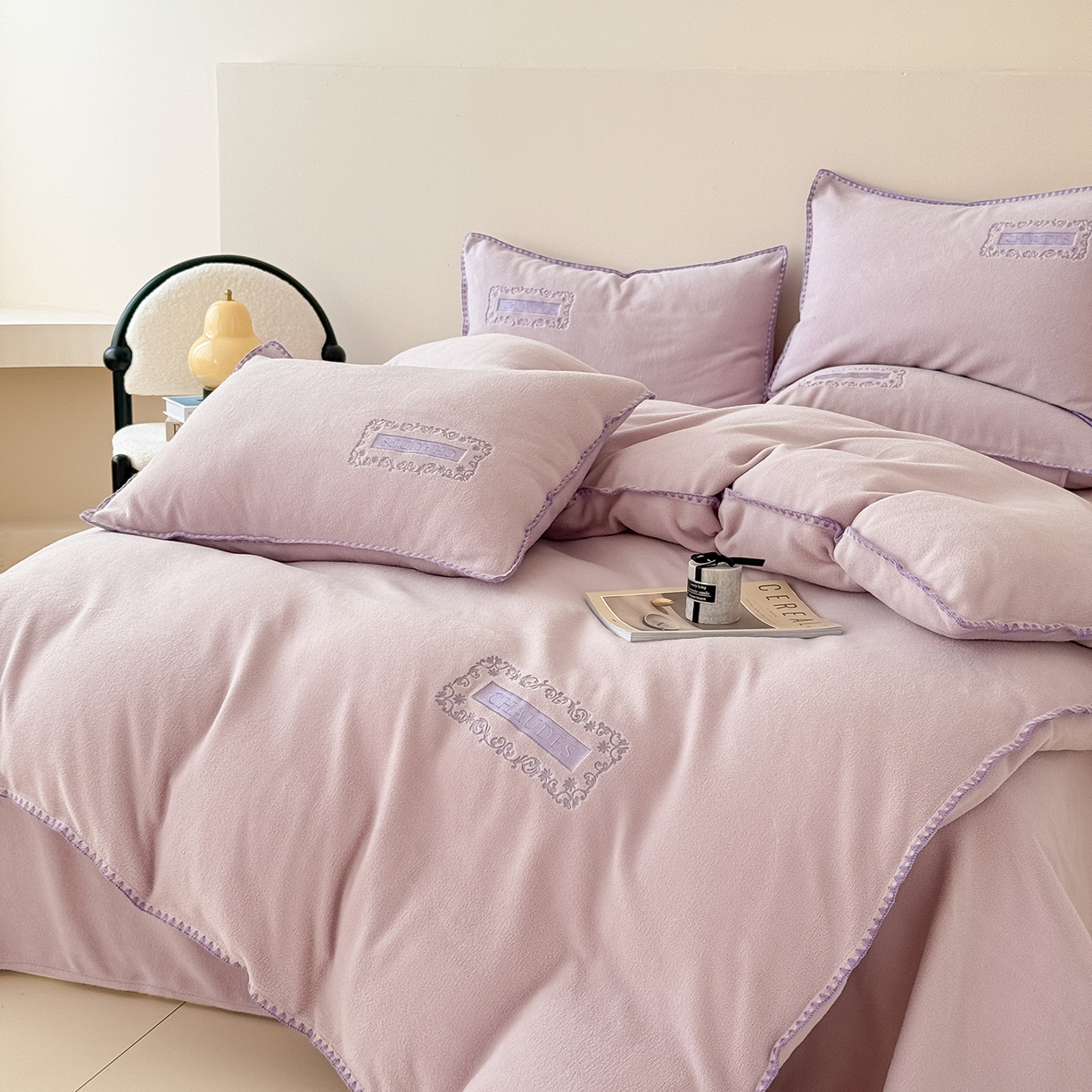 91家纺网 家纺一手货源 找家纺 典曼家纺 2025新款A类贝壳绣纯色海獭绒四件套 落霞紫